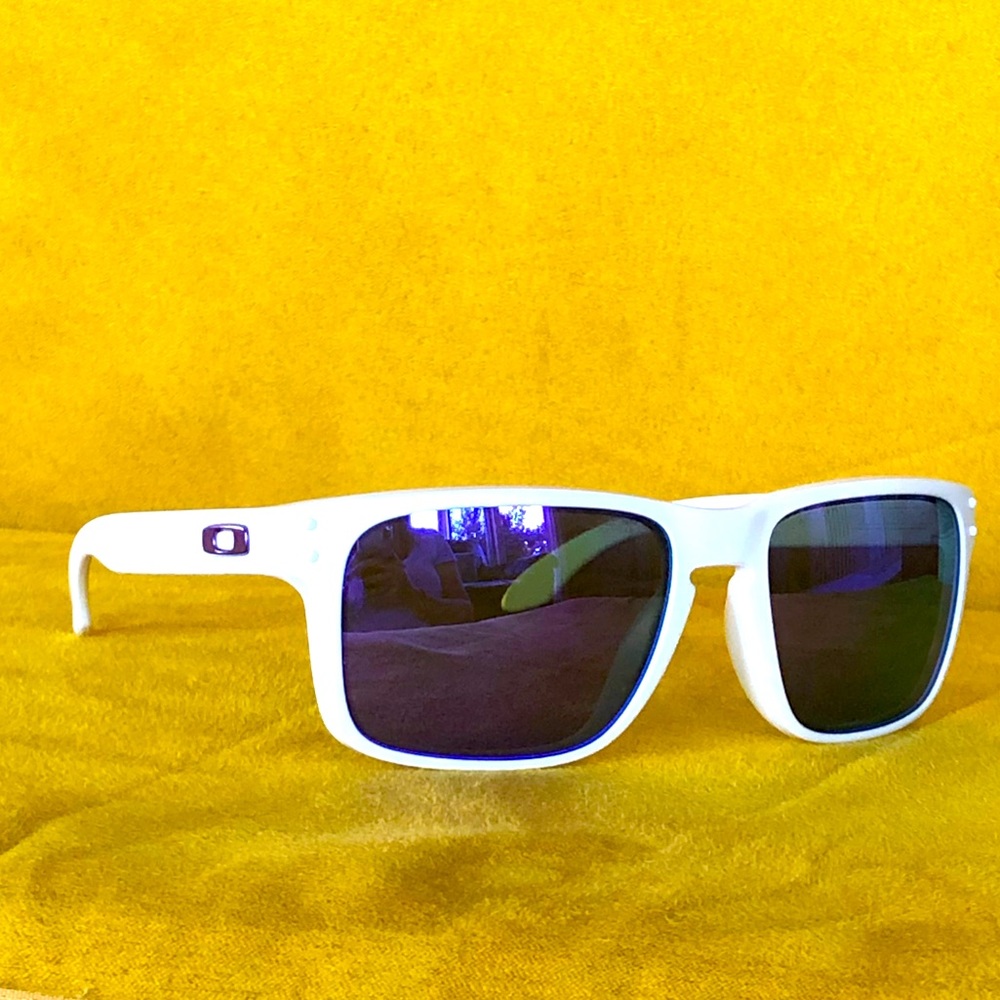 Oakley Men’s Holbrook Polarized Sunglasses in White and Sapphire for Sale